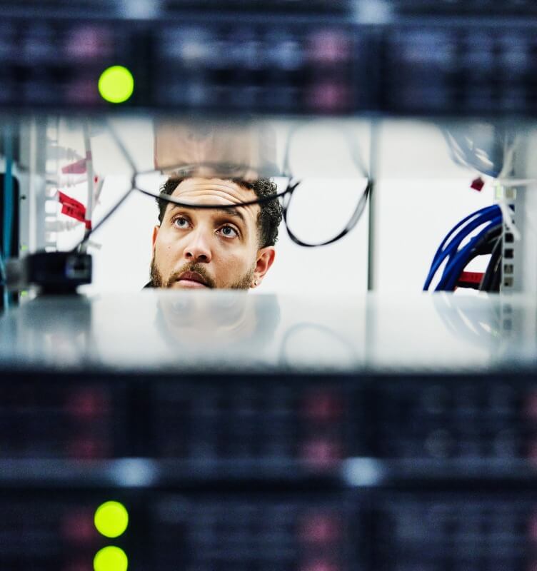 Dipendente che guarda le connessioni