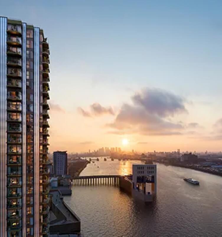 Edificio alto sul lungomare a Londra