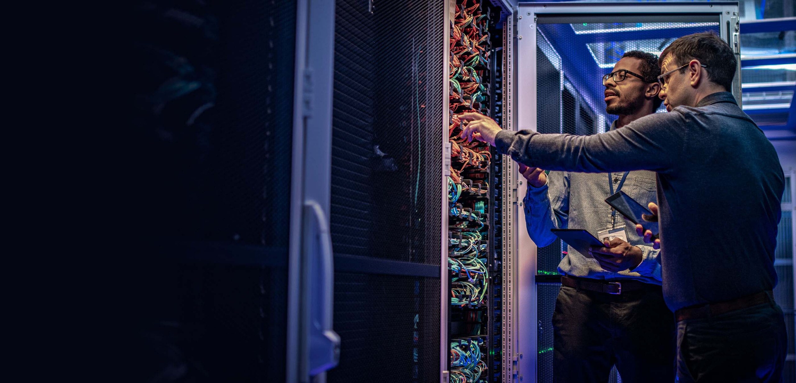 due persone che guardano i fili