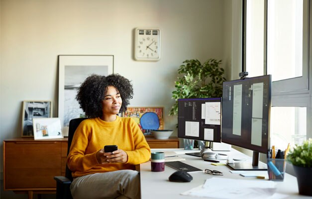 donna che lavora a casa