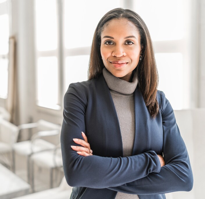 persona in piedi con le braccia incrociate