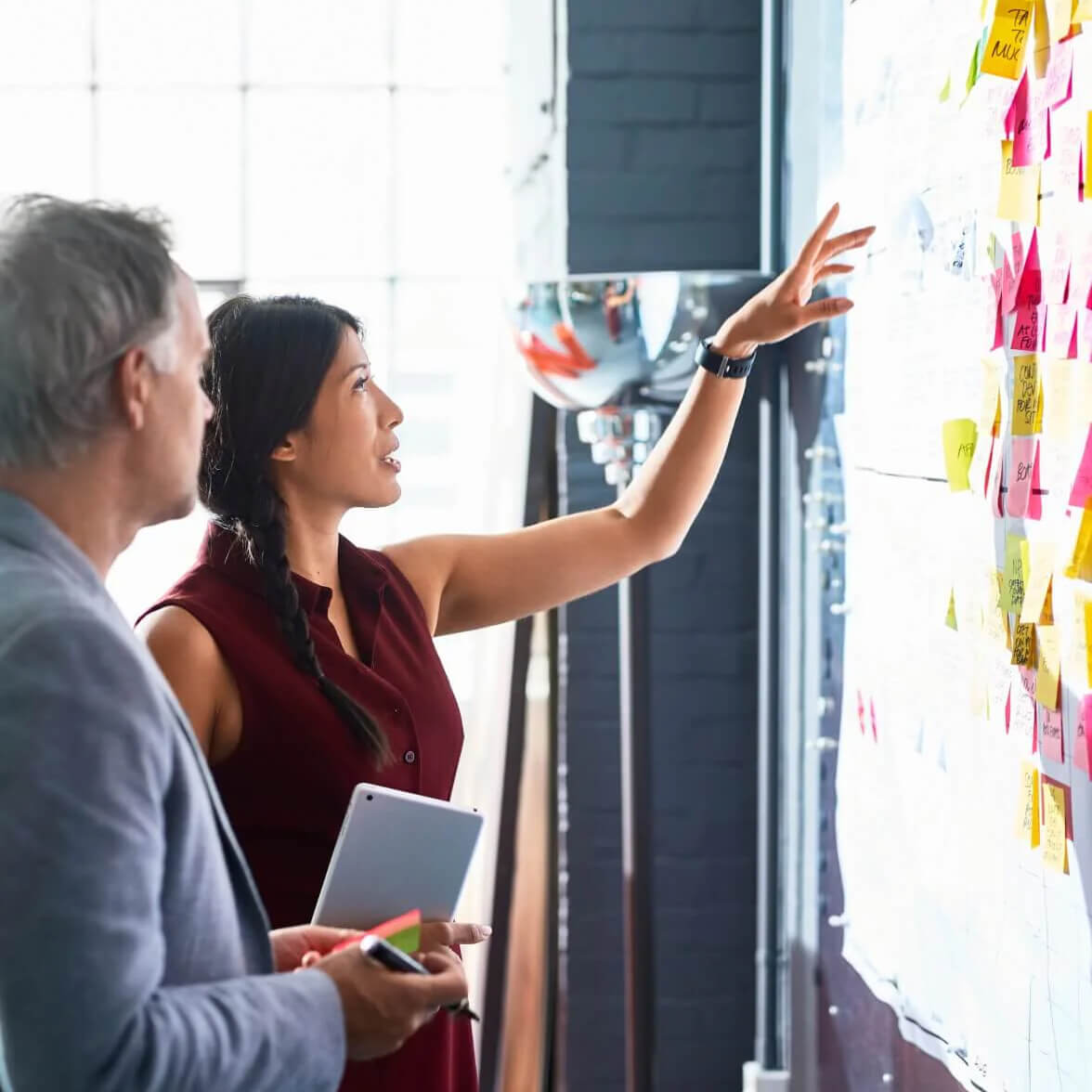 persone che guardano la lavagna e discutono