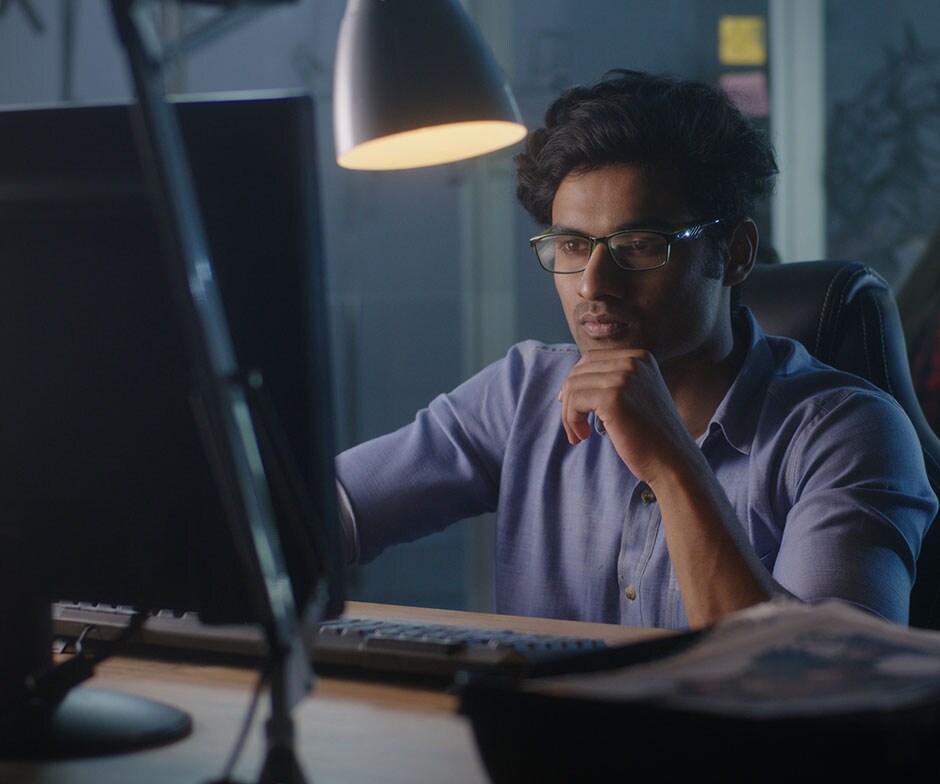 persona che guarda lo schermo