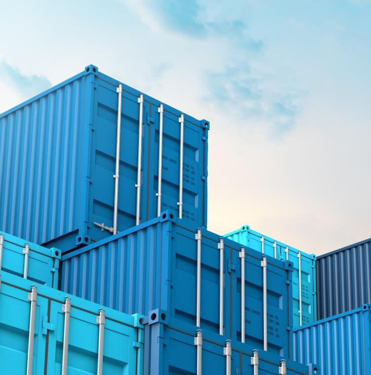 contenitori impilati uno sopra l'altro