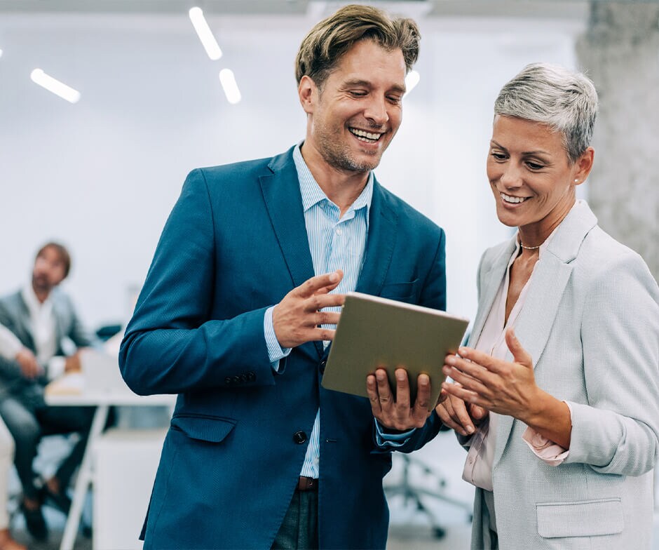 Due persone che discutono guardando una scheda