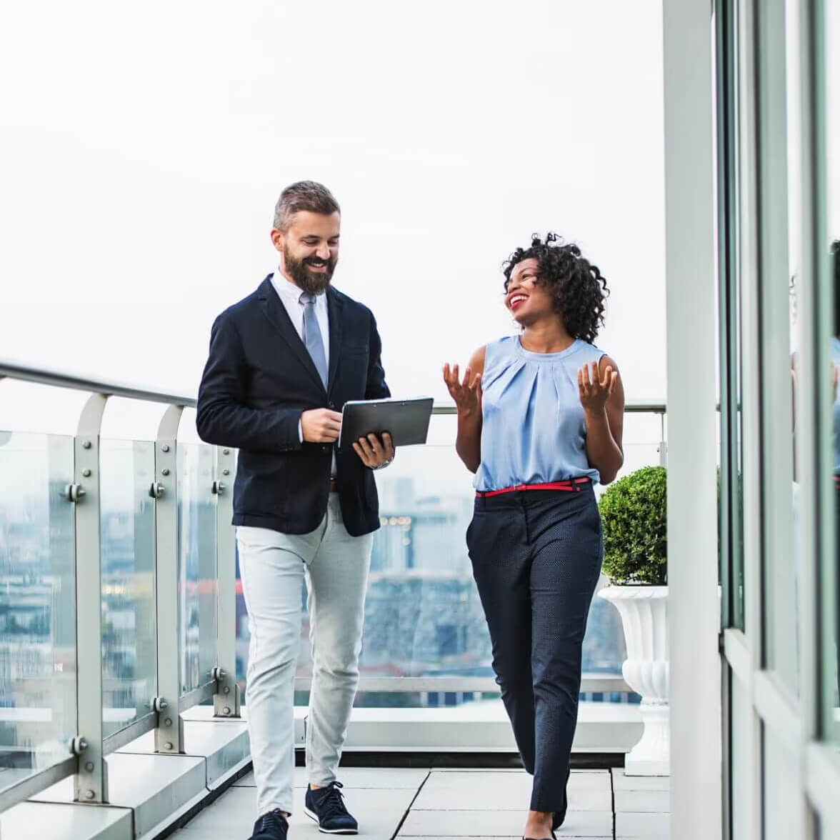 persone che camminano e discutono