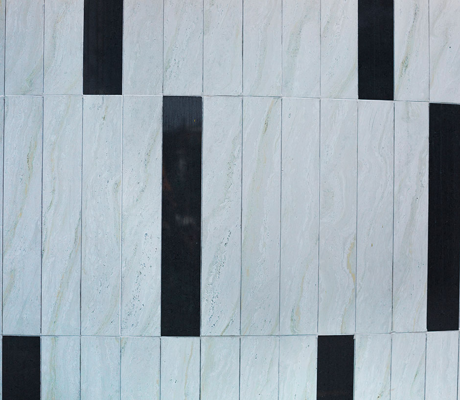 壁にピアノの鍵盤をテーマにした白と黒のレンガ