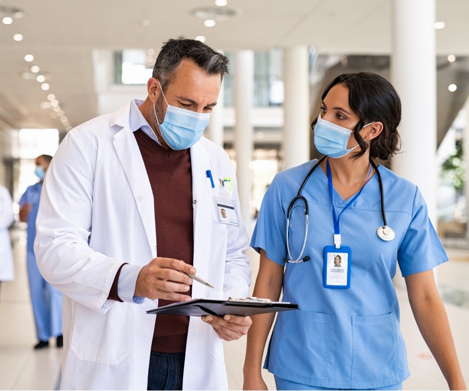 話し合う2人の医療専門家