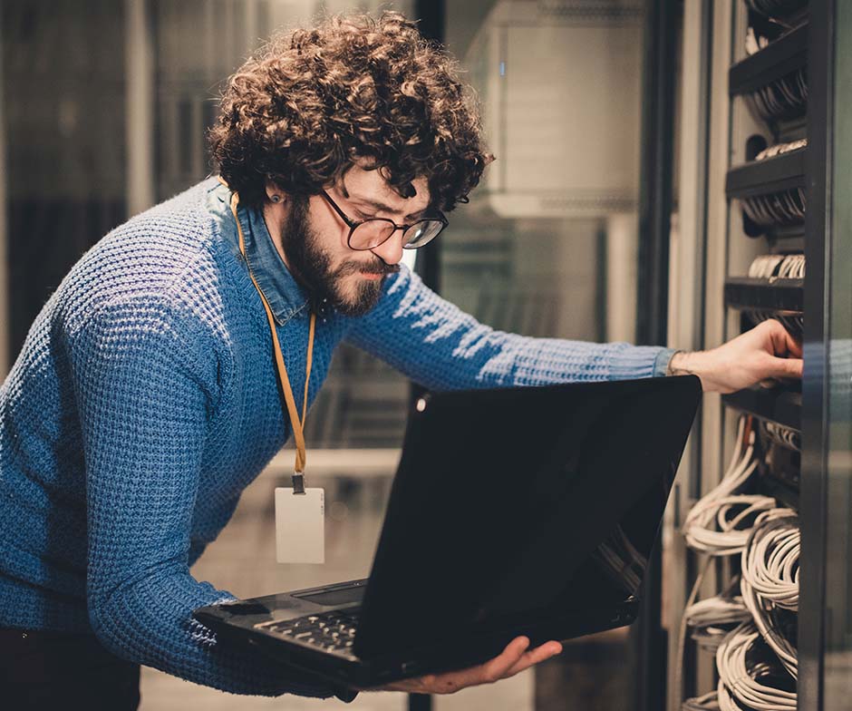 データセンターでラップトップを操作する人