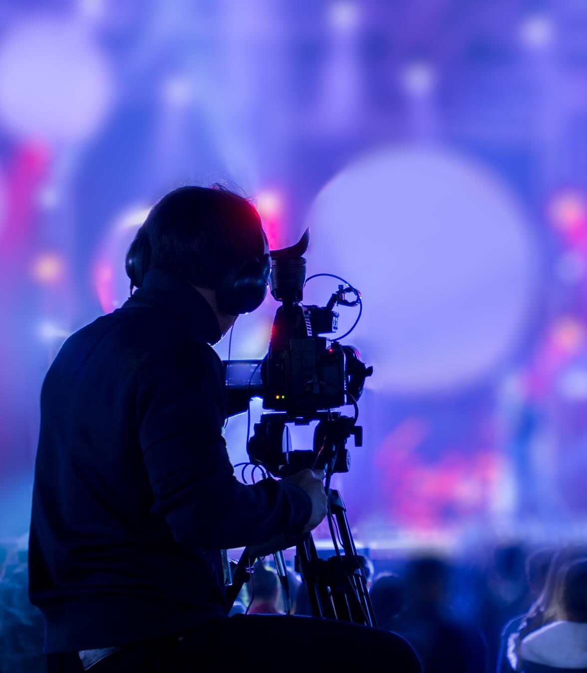 映画製作者がライブコンサートを録画して放送しています