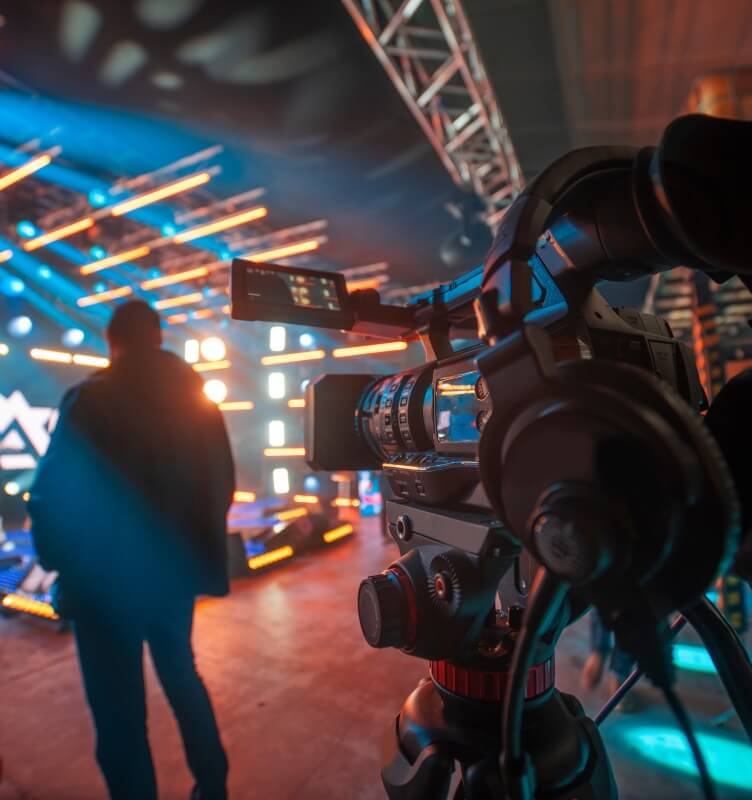 テレビでコンサートをプロデュースする準備ができているビデオ機器