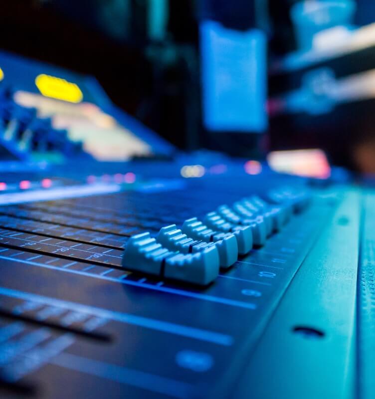 プロ仕様のオーディオミキシングコンソールの低レベルビュー