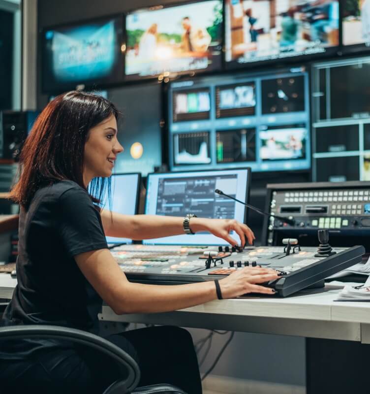 放送管制室で働く女性