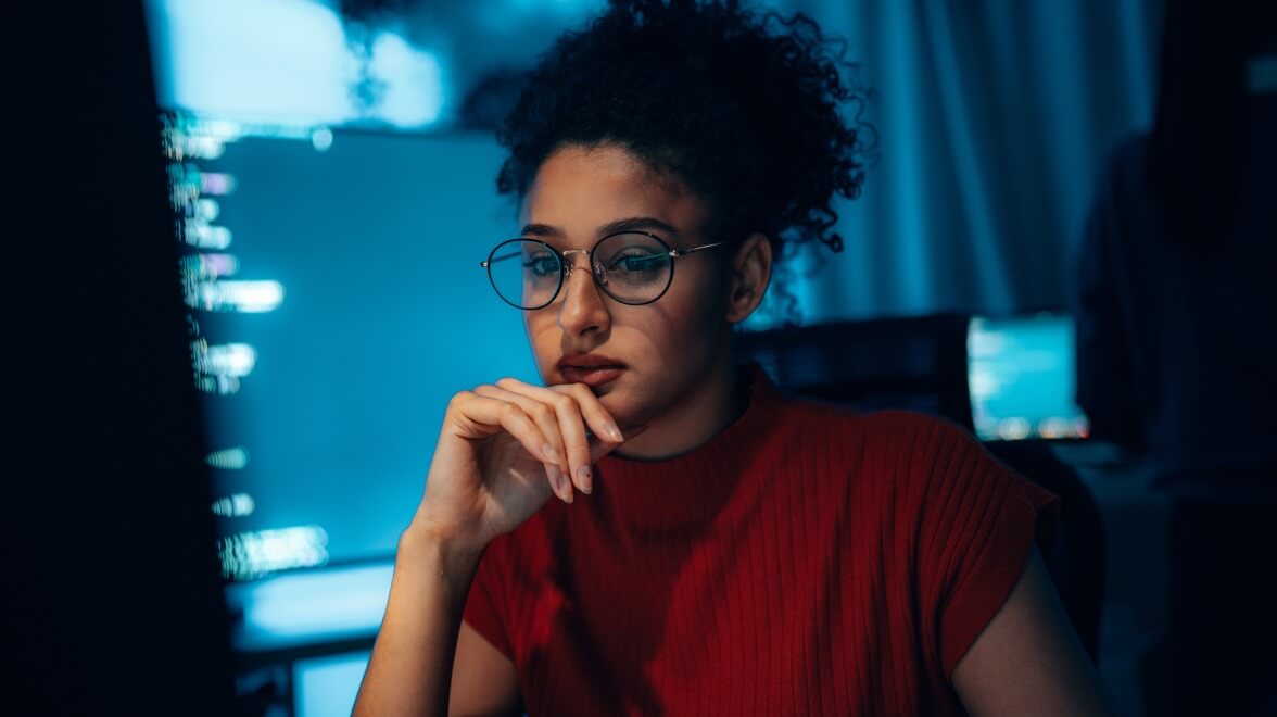 人が考えている様子をクローズアップで見る