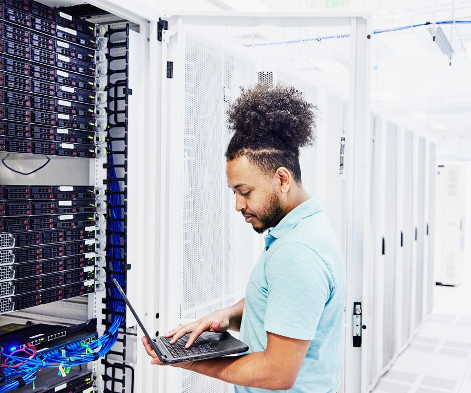 データセンターで働く男性