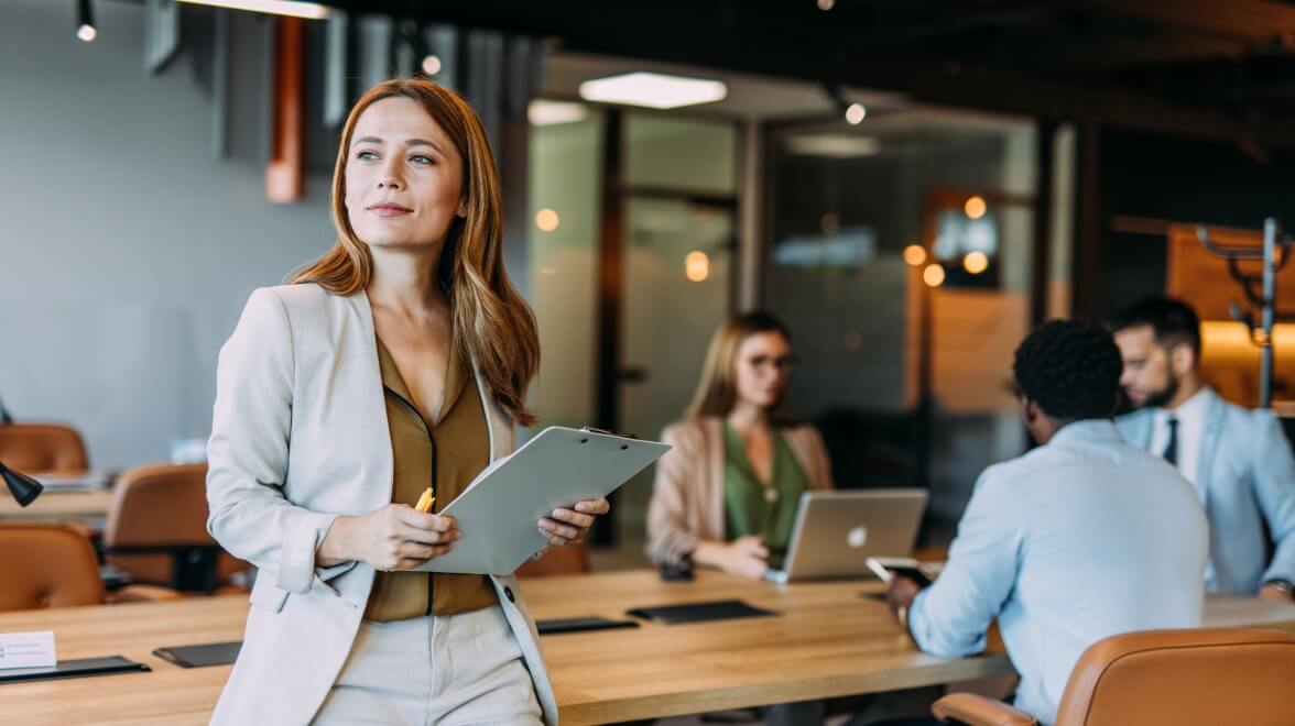 クリップボードを持つ女性