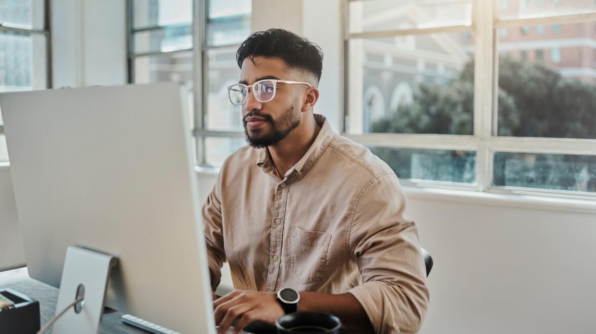 パソコンに向かって作業している男性