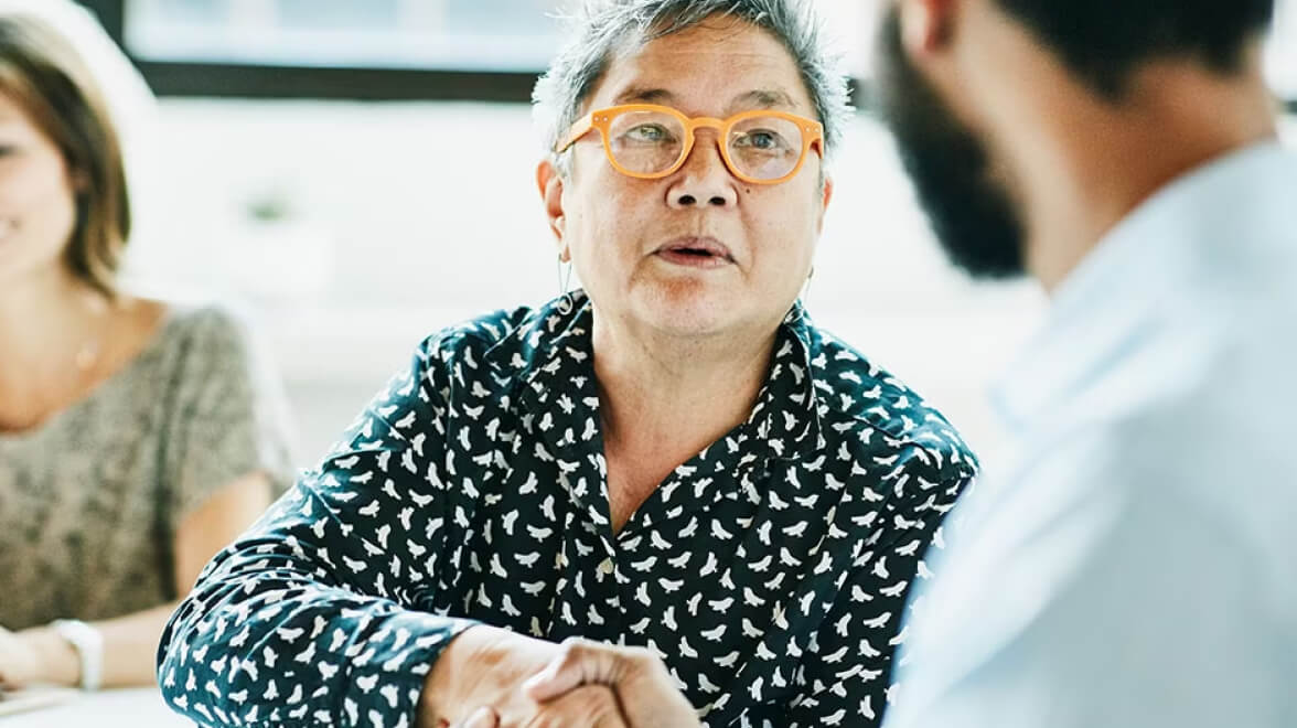 握手をしている人達