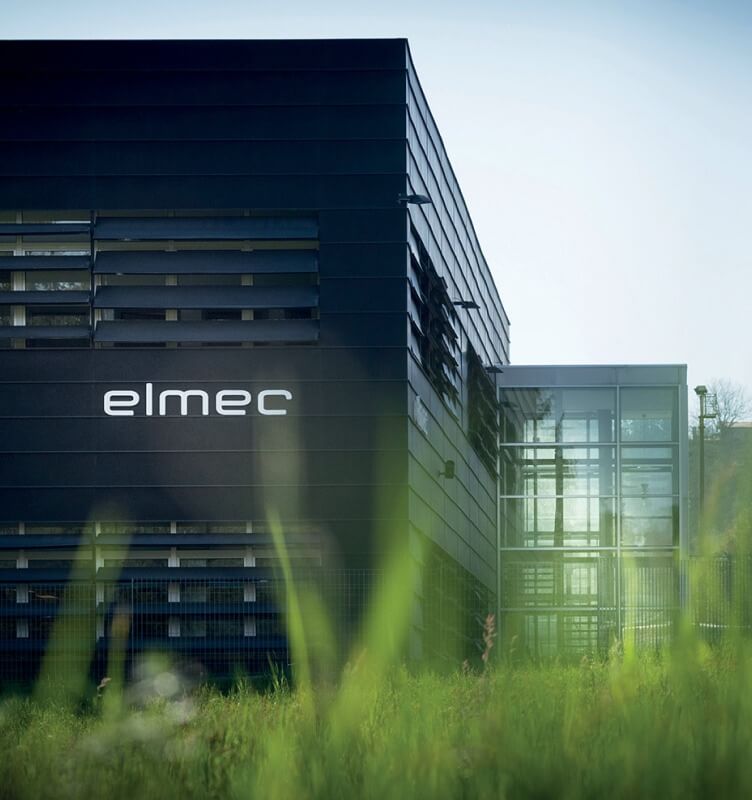 구름에 싸인 산의 풍력 터빈