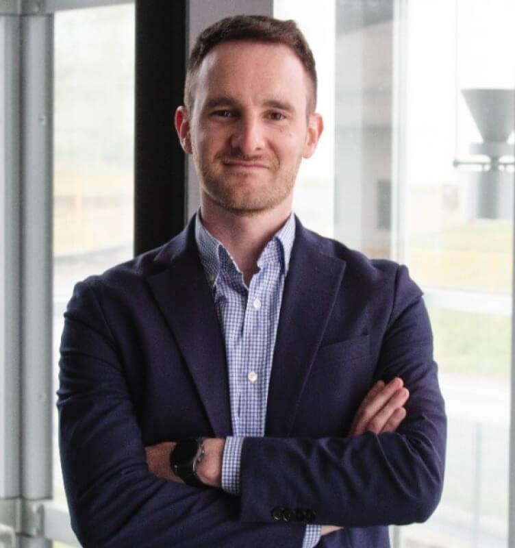 구름에 싸인 산의 풍력 터빈