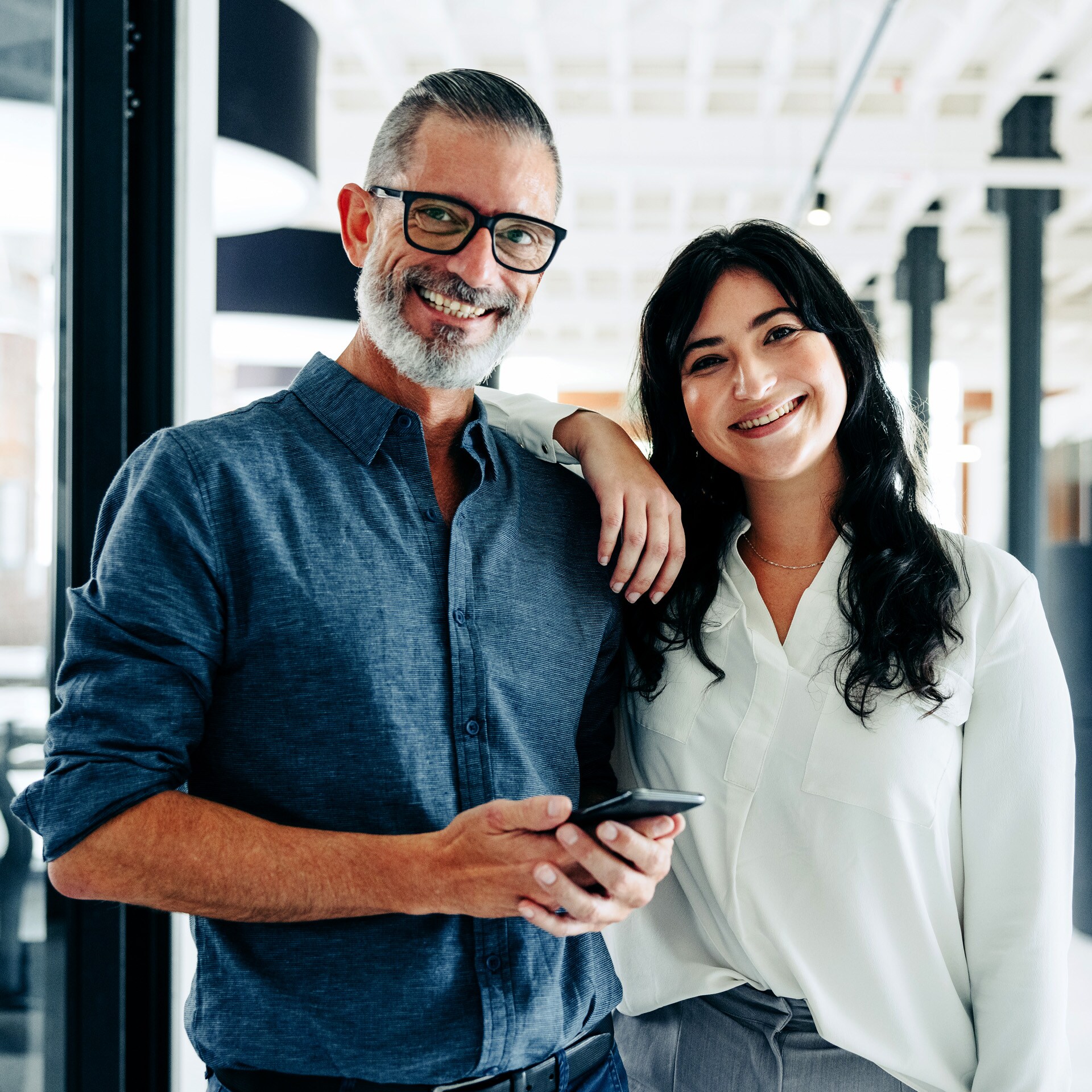 정면에서 본 두 사람