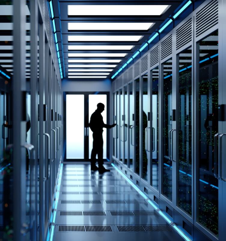 장치실에 서 있는 사람