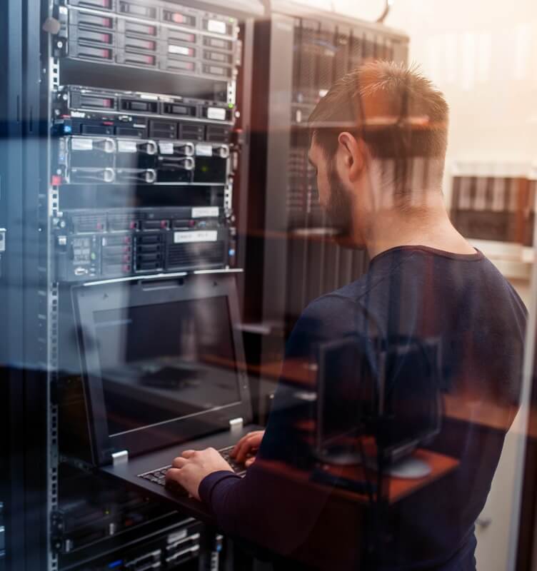 노트북에서 작업 중인 직원