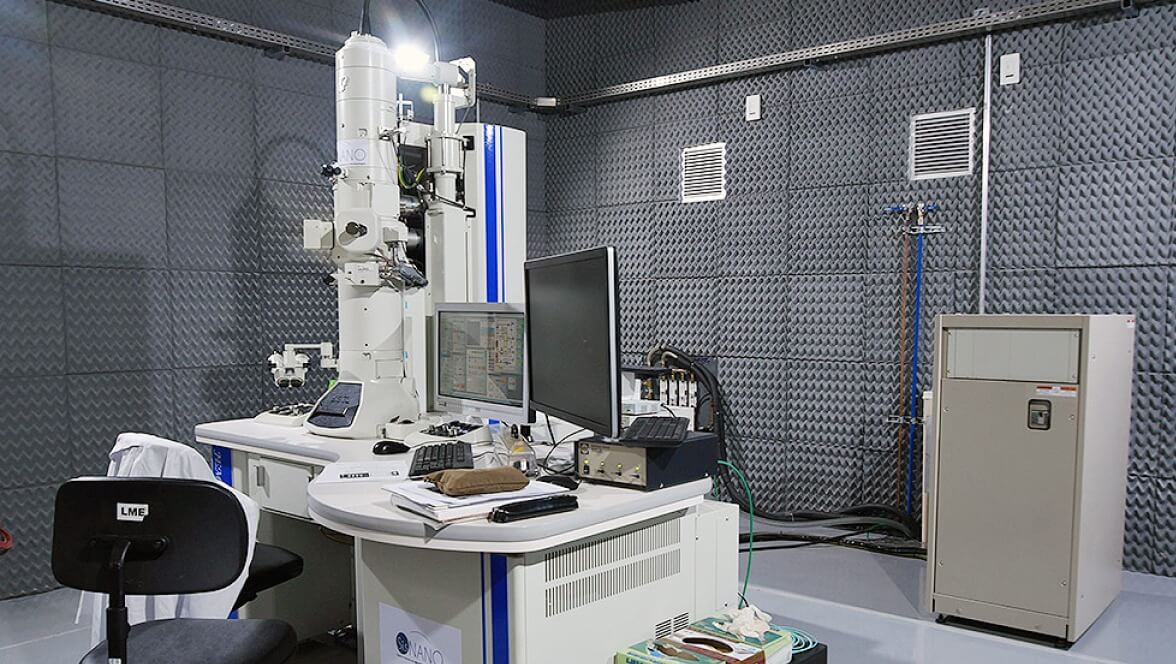 기계가 있는 유니캠프 책상