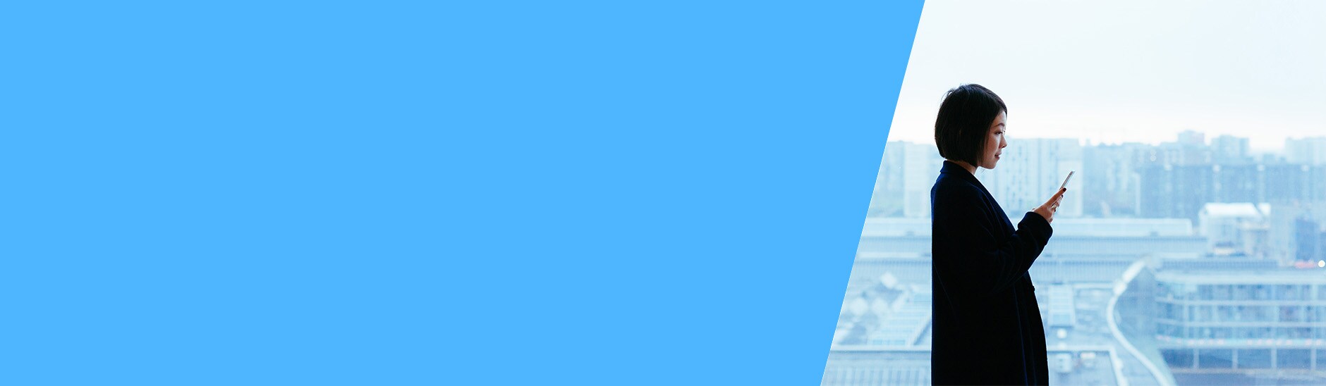 전화기를 보는 사람