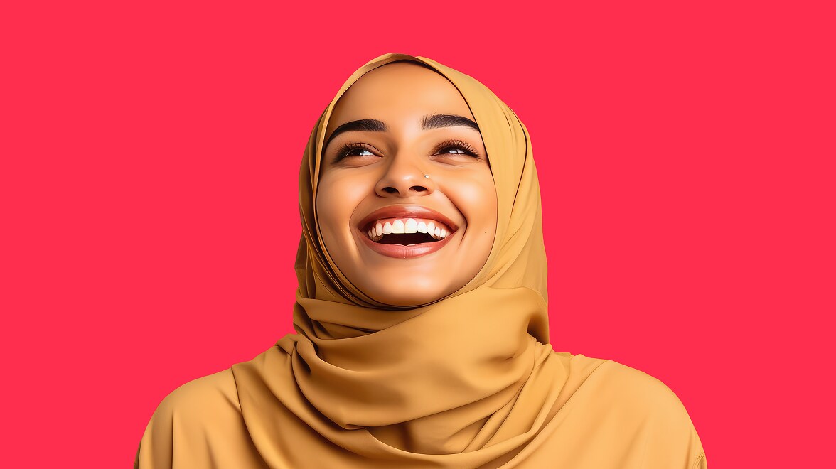 카메라를 향해 미소 짓는 사람