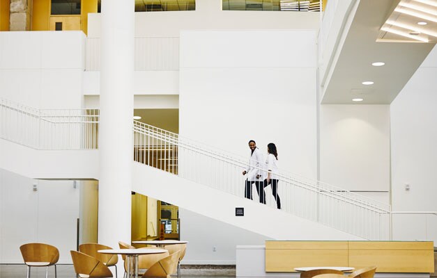 계단을 걷는 두 사람