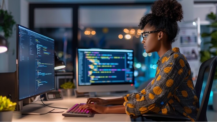 모니터 작업 중인 안경을 착용한 사람