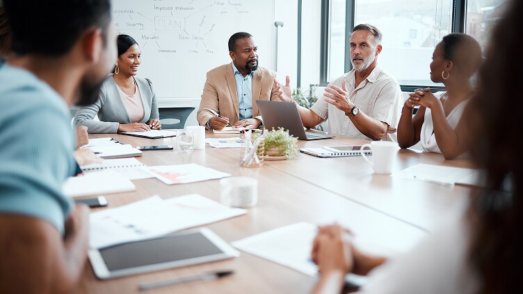회의실에 앉아서 함께 토론하는 사람들