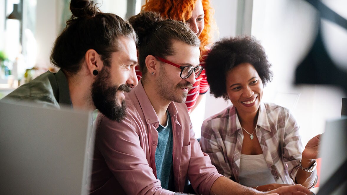 모니터를 보며 분석하는 사람들의 그룹