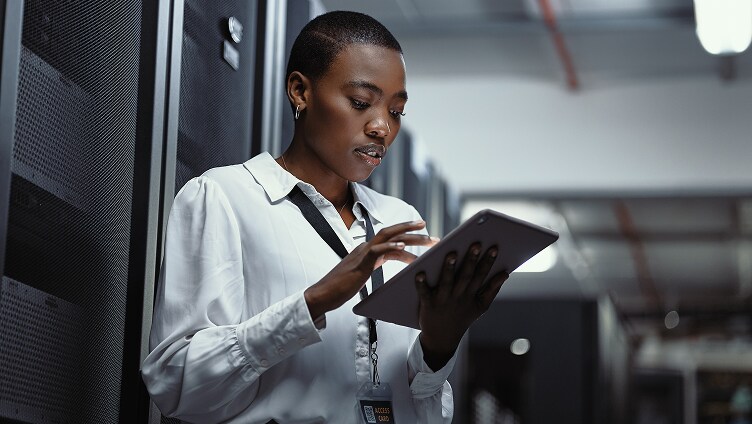 태블릿을 보고 있는 사람