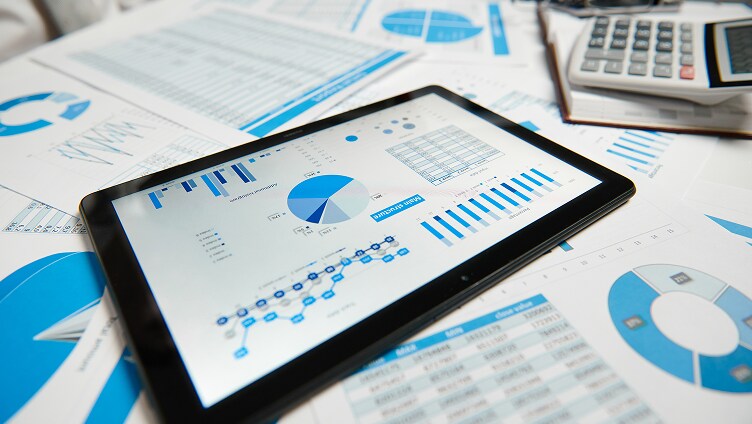 테이블 위에 놓인 태블릿의 대시보드