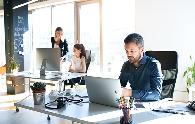 customers with laptop
