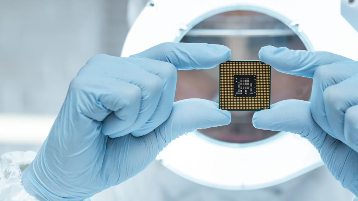 cientistas segurando chip de silício