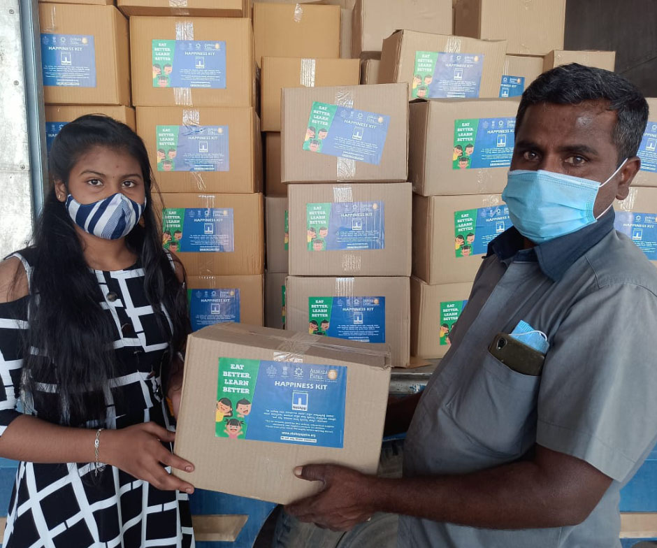 Duas pessoas descarregando um caminhão