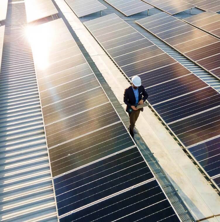 trabalhador andando em um telhado solar