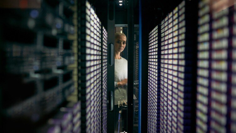 Pessoa em data center