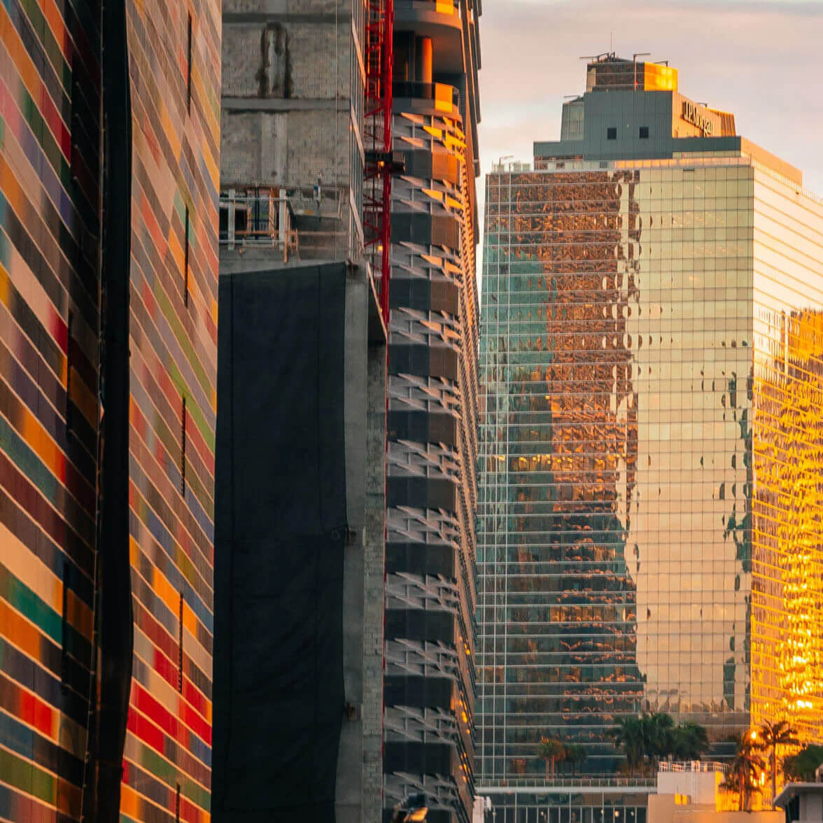 vista dos edifícios do centro da cidade ao pôr do sol