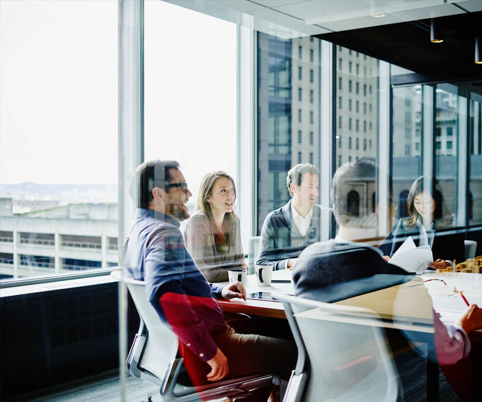 muitas pessoas em uma reunião de trabalho