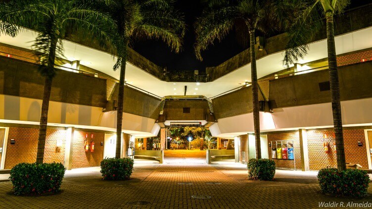 vista da entrada do prédio à noite com luzes