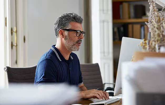 Homem usando computador