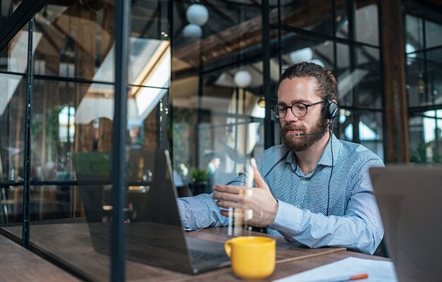 um homem trabalhando com laptop em um escritório