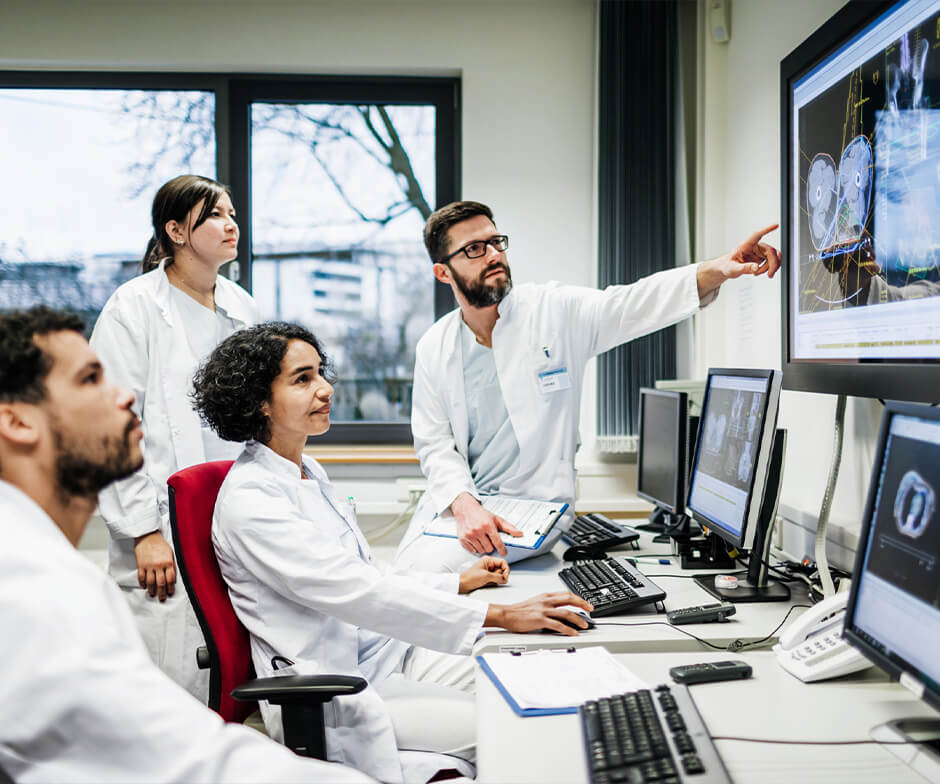 Médicos olhando para exames