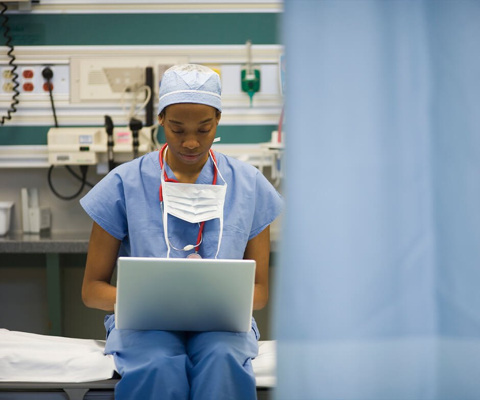 enfermeira usando laptop