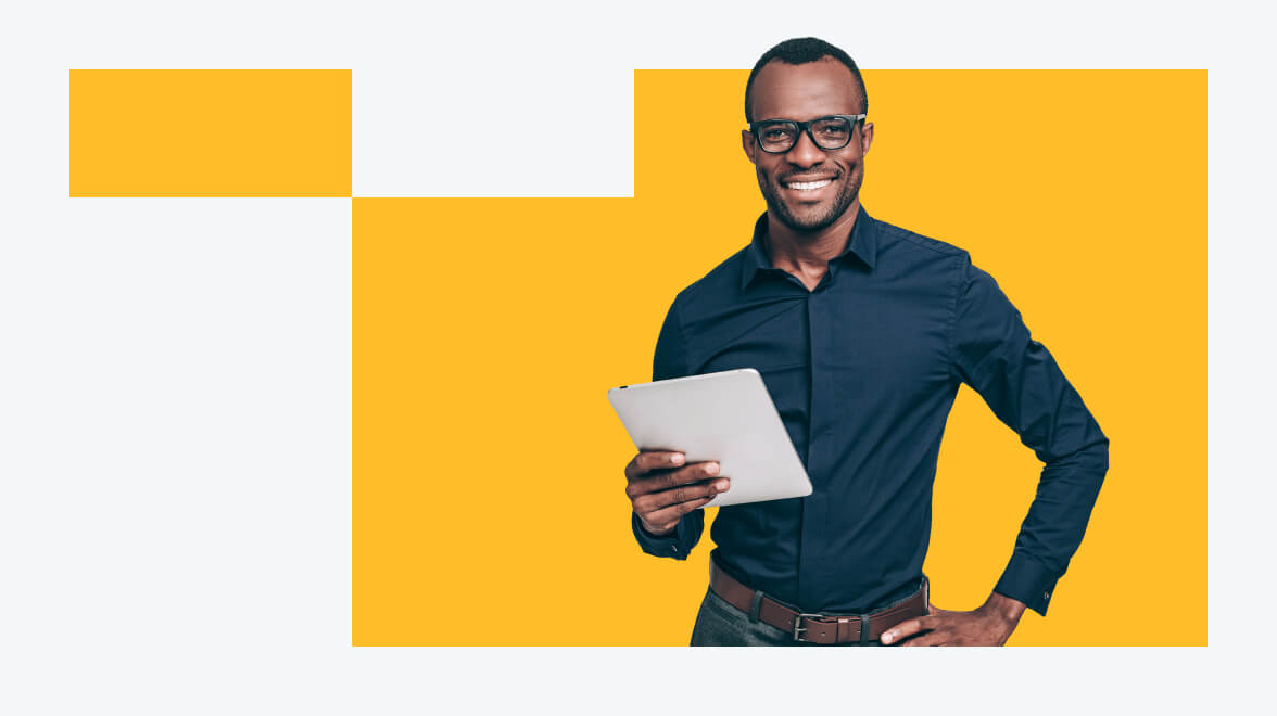 pessoa segurando a mesa em uma mão e posando para a câmera