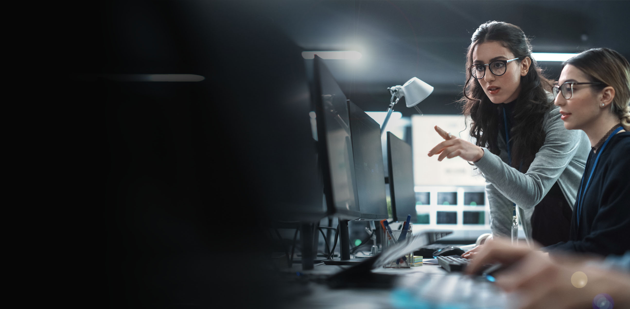 duas pessoas olhando para uma tela de computador